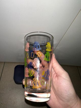 Bicchiere con decorazioni colorate