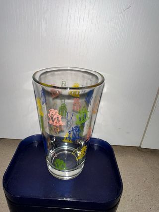 Bicchiere con decorazioni colorate