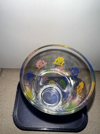 Bicchiere con decorazioni colorate