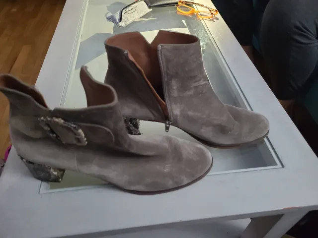 Botín señora ante gris