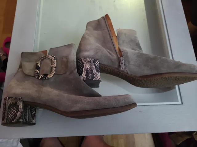 Botín señora ante gris
