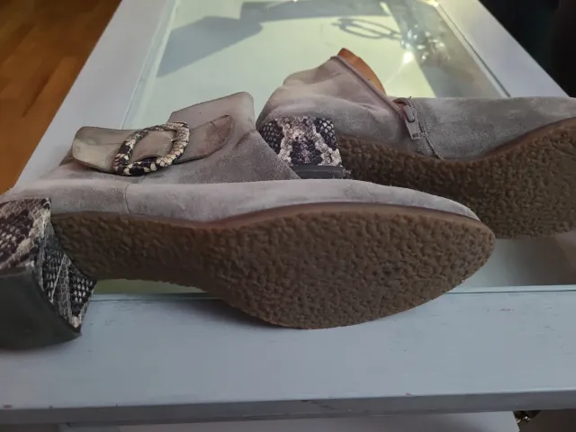 Botín señora ante gris