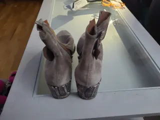 Botín señora ante gris