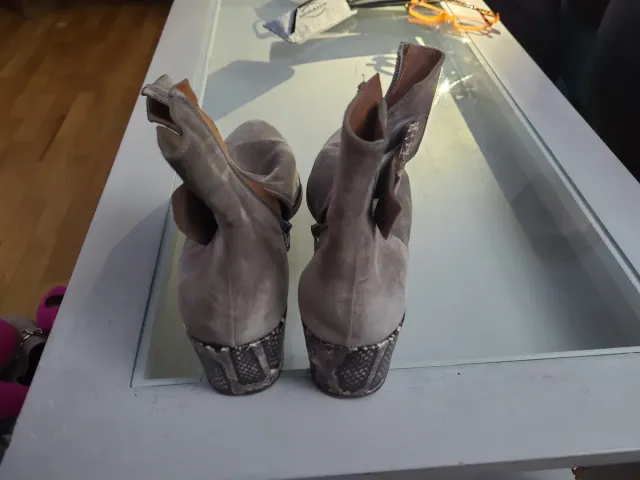 Botín señora ante gris