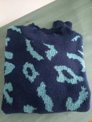 Jersey azul con estampado animal