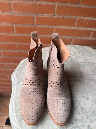Botines camperos piel beige troquelados