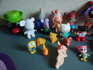 Lote de muñecas y figuras de juguete