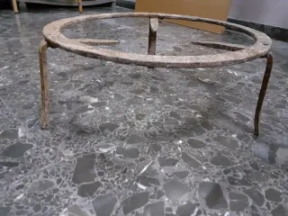 Trébede antiguo de hierro