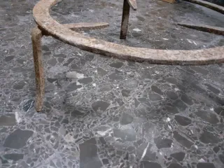 Trébede antiguo de hierro