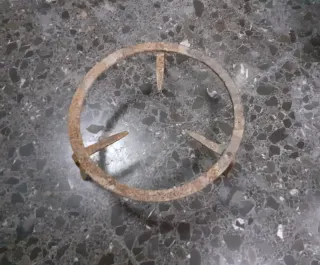 Trébede antiguo de hierro