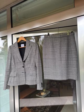 Traje de chaqueta y falda. Moschino