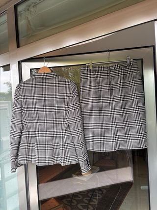 Traje de chaqueta y falda. Moschino