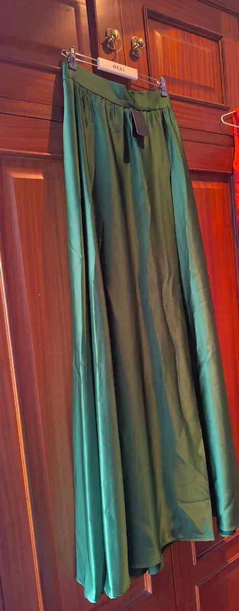 Falda larga verde de crepe