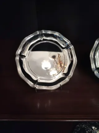 Plato de alpaca plateada con borde ondulado