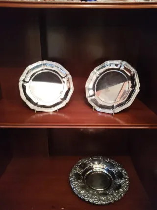 Plato de alpaca plateada con borde ondulado