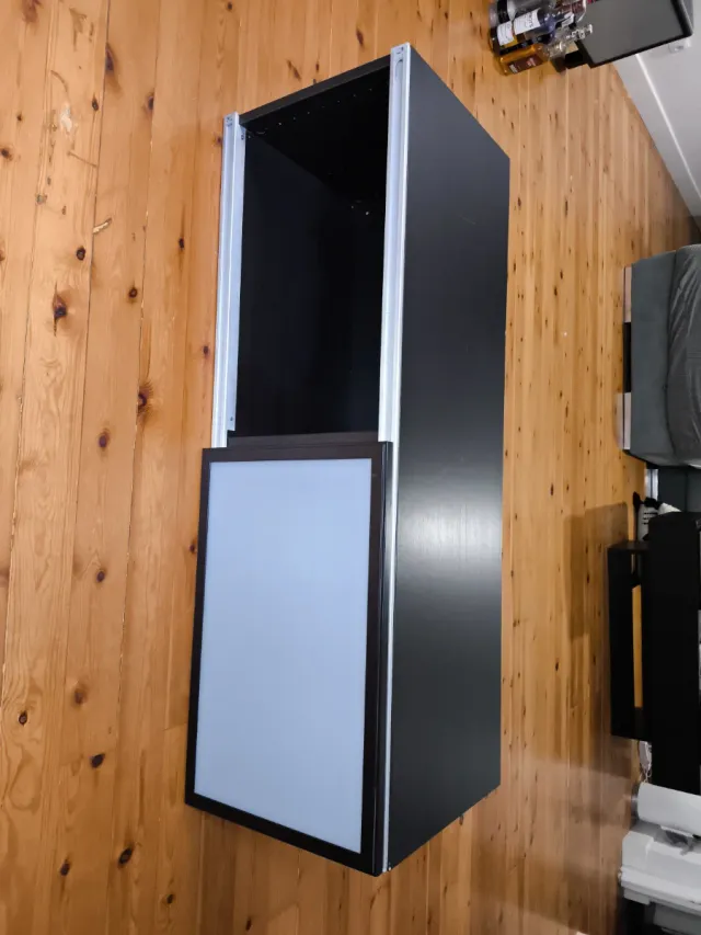 Mueble TV negro y plateado