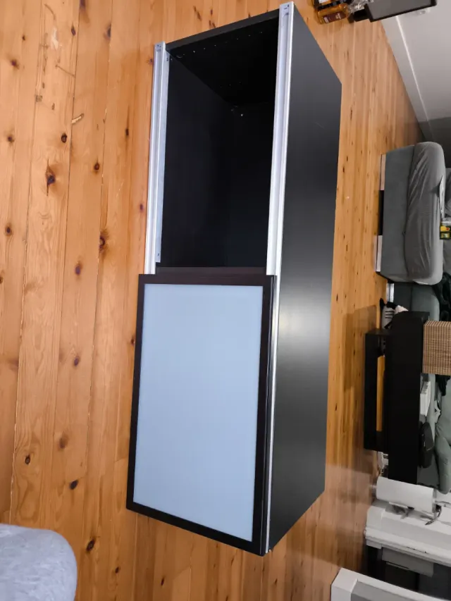 Mueble TV negro y plateado