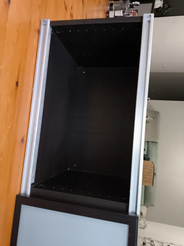 Mueble TV negro y plateado