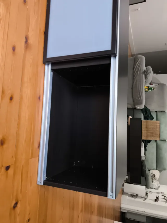 Mueble TV negro y plateado