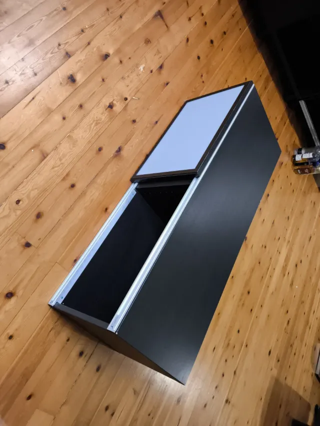 Mueble TV negro y plateado