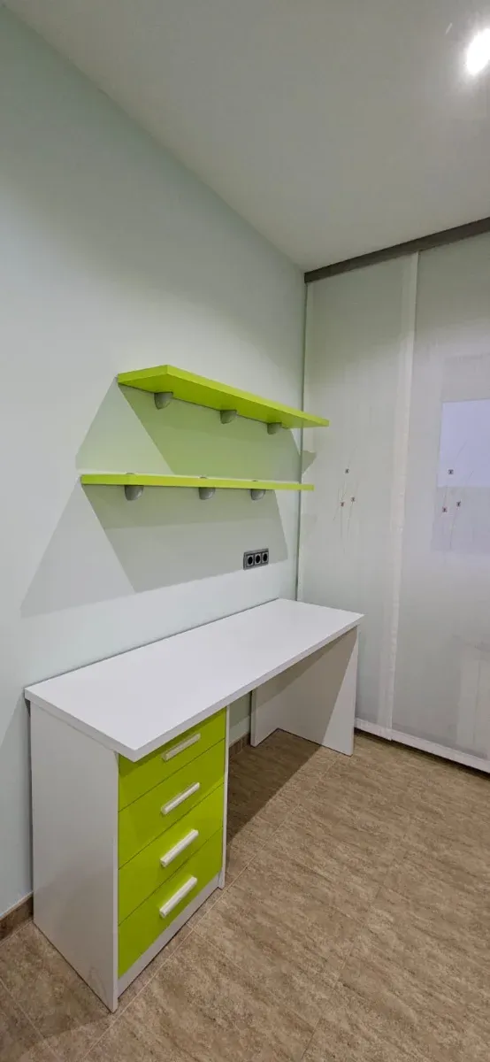 Escritorio y estanterías de pared