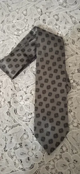 Cravatta in seta grigio con motivi a quadri