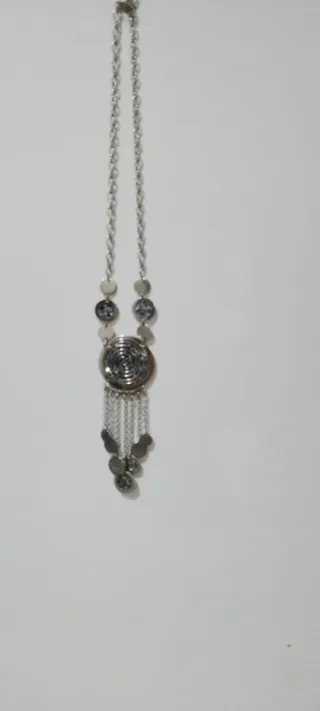 Collana in metallo con pendenti