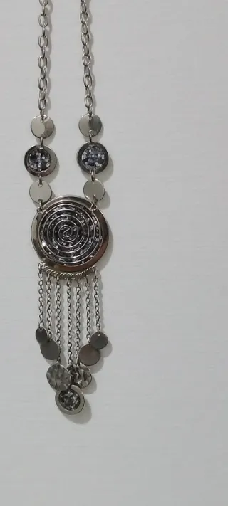Collana in metallo con pendenti
