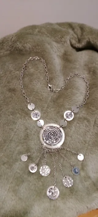 Collana in metallo con pendenti