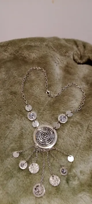 Collana in metallo con pendenti