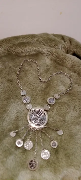 Collana in metallo con pendenti