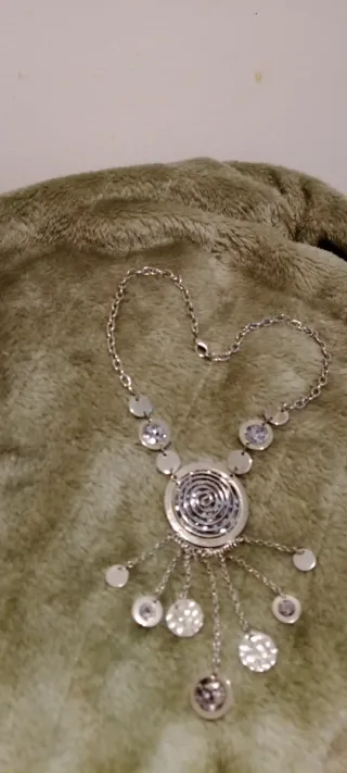 Collana in metallo con pendenti