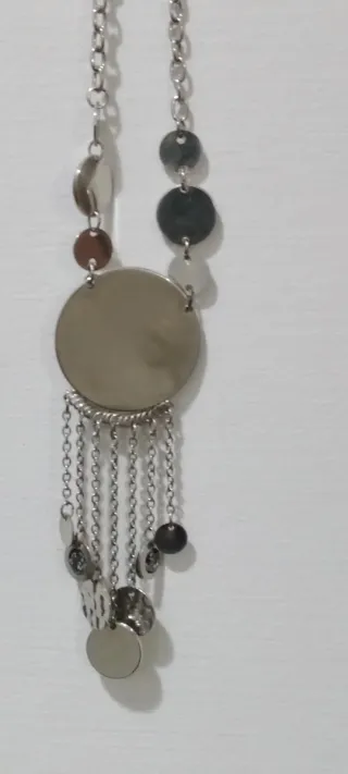 Collana in metallo con pendenti