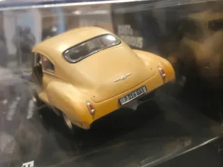 Replica Chevrolet Fleetline Fate Fast & Furious in scala 1/43, colore beige, porte e cofano aperti