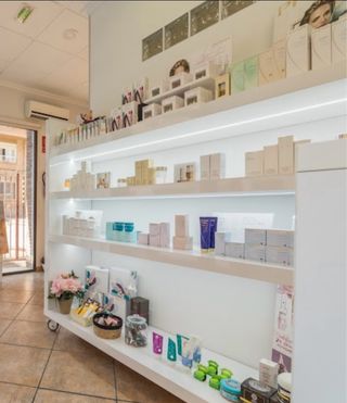 Mueble expositor con luces led y ruedas