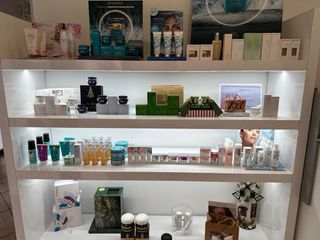 Mueble expositor con luces led y ruedas