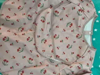 Babero impermeable cerezas talla 110