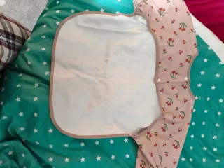 Babero impermeable cerezas talla 110