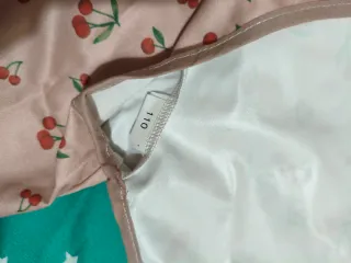 Babero impermeable cerezas talla 110