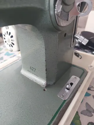 Máquina de coser Refrey transforma 427.