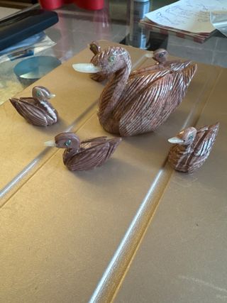 Familia de patos de cuarzo tallados