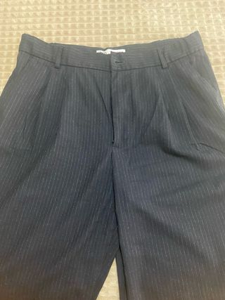 Pantalón ancho gris oscuro con ralla diplomática