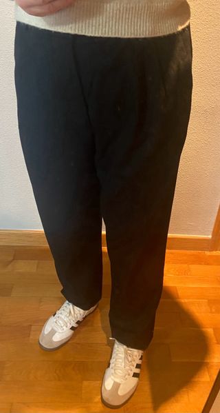 Pantalón ancho gris oscuro con ralla diplomática