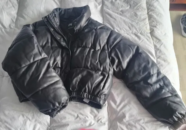 Cazadora polipiel negra Zara cropped