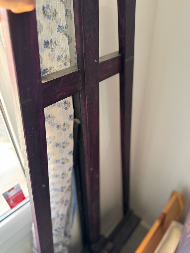 Caballete morado con cabeza de jirafa