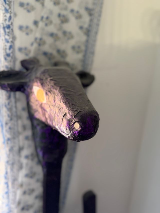 Caballete morado con cabeza de jirafa