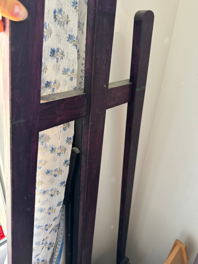 Caballete morado con cabeza de jirafa