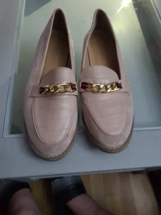 Zapatos salón beige con cadena dorada