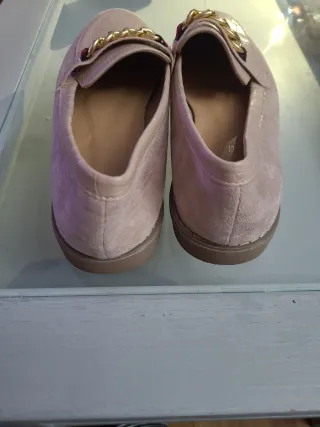 Zapatos salón beige con cadena dorada