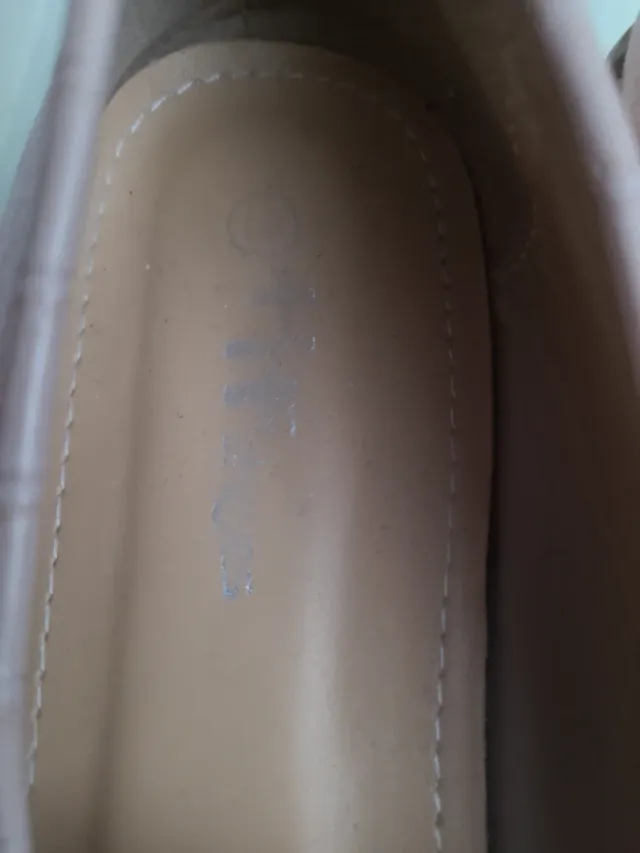 Zapatos salón beige con cadena dorada